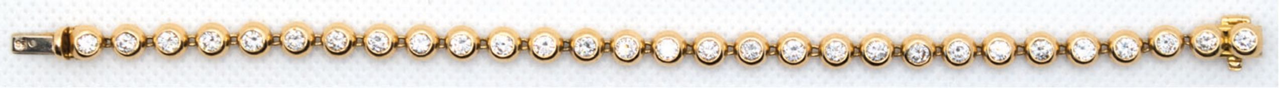 Brillant-Armband, 750er GG,ausgefaßt mit 29 Brillanten, von zus. ca. 4,55 ct., VVS-VS, Steckschloß 