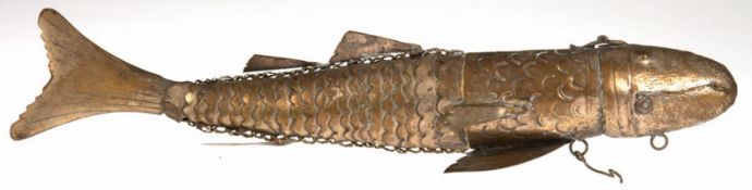 Judaica, Besamimbüchse in Fischform, 19. Jh., Messing, war wohl ursprünglich versilbert, flexibler 