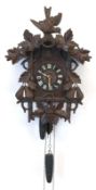 Kuckucks-Uhr, Nußbaum, Schnitzwerk aus Trauben, Weinlaub, und Vogel, 60x42x21 cm