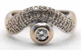Ring, 585er WG,  gewellte Ringschiene auf Schauseite mit Diamanten besetzt, darüber  Diamant von ca