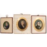 3 Miniaturen "Herrenporträts", feine Malerei auf Bein, 2x signiert, oval, 5x4 cm und 6x5 cm, im Bei