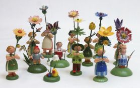 Konvolut von 13 Figuren "Blumenkinder", Holzkunst aus dem Erzgebirge, dabei WEHA, KWO, STRACO, farb