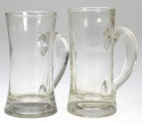 2 Bierhumpen, 19. Jh., farbloses Glas, Eichstrich 0,3 L, am unteren Henkelansatz min. bestoßen, H. 