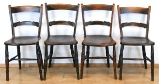 4 Stühle, England um 1880, Rüster, gedrechseltes Fußgestell, Brettsitz, Rückenlehne mit beschnitzte