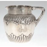 Milchkännchen, 800er Silber, D. Vollgold & Sohn, punziert, 170 g, godroniert, ziselierter Wappendek
