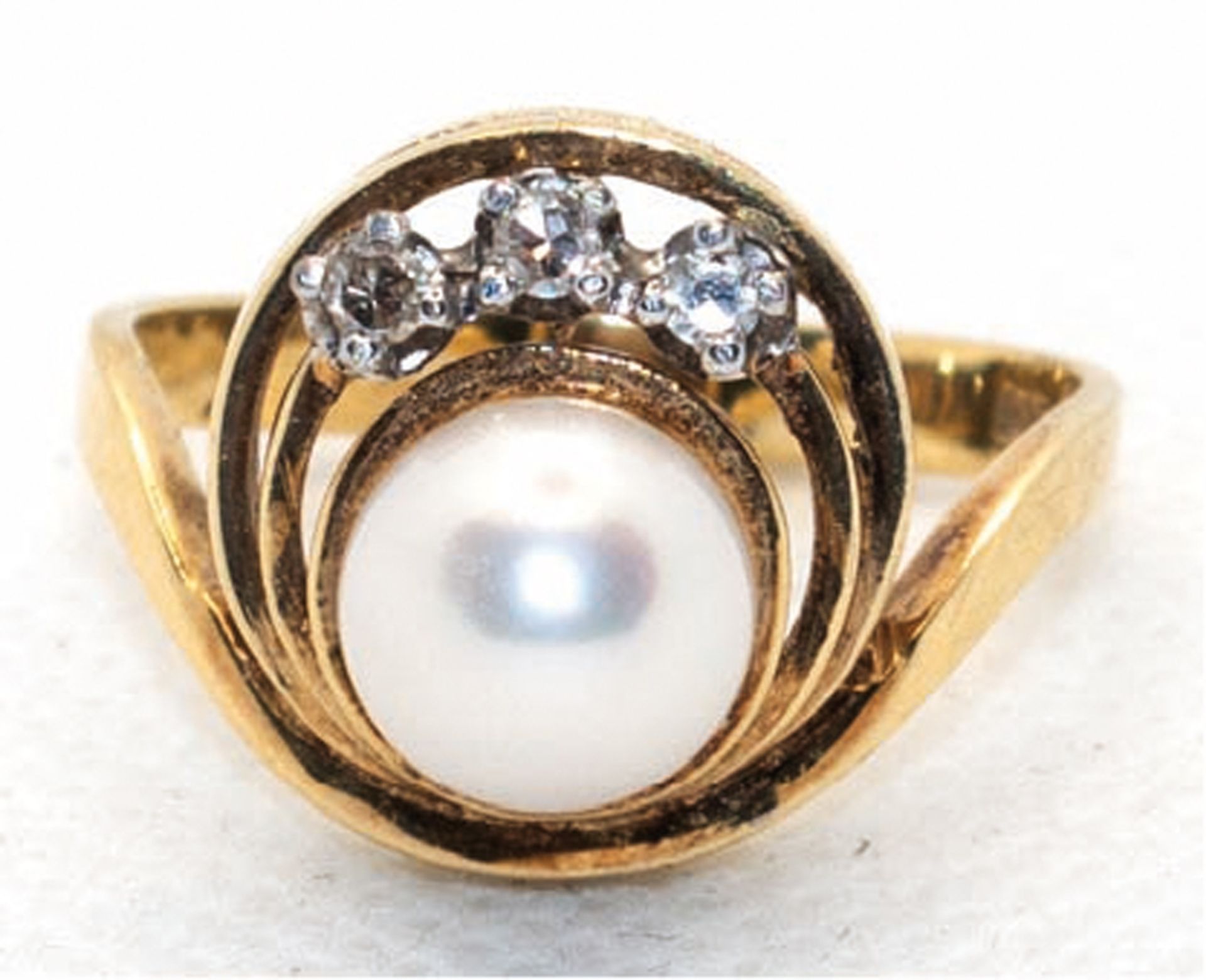 Ring mit schöner Perle ca. 7,5 mm, GG 585, 5,6 g, 3 Brillanten ca. 0,10 ct., RG 56, Innendurchmesse