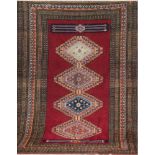 Teppich "Pakistan" 210x129 cm, rotgrundig mit zentralem Muster, Fransen gekürzt, mittig belaufen, K