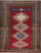 Teppich "Pakistan" 210x129 cm, rotgrundig mit zentralem Muster, Fransen gekürzt, mittig belaufen, K