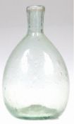 Kleine Medizinflasche, 19. Jh., grünes Glas mit Einschlüssen und Abriß, H. 12 cm