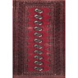 Teppich, Pakistan, 167x95 cm, rotgrundig mit zentralem Muster, Fransen gekürzt, mittig belaufen, Ka