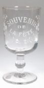 Französisches Souvenirglas, mundgeblasen, farblos mit Schriftzug "Souvenir de la Féte" und Blumenra