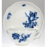 Meissen-Teetasse mit UT, Blaue Blume, Neuer Ausschnitt, Tasse mit 2 Schleifstrichen, Untertasse mit