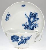 Meissen-Teetasse mit UT, Blaue Blume, Neuer Ausschnitt, Tasse mit 2 Schleifstrichen, Untertasse mit