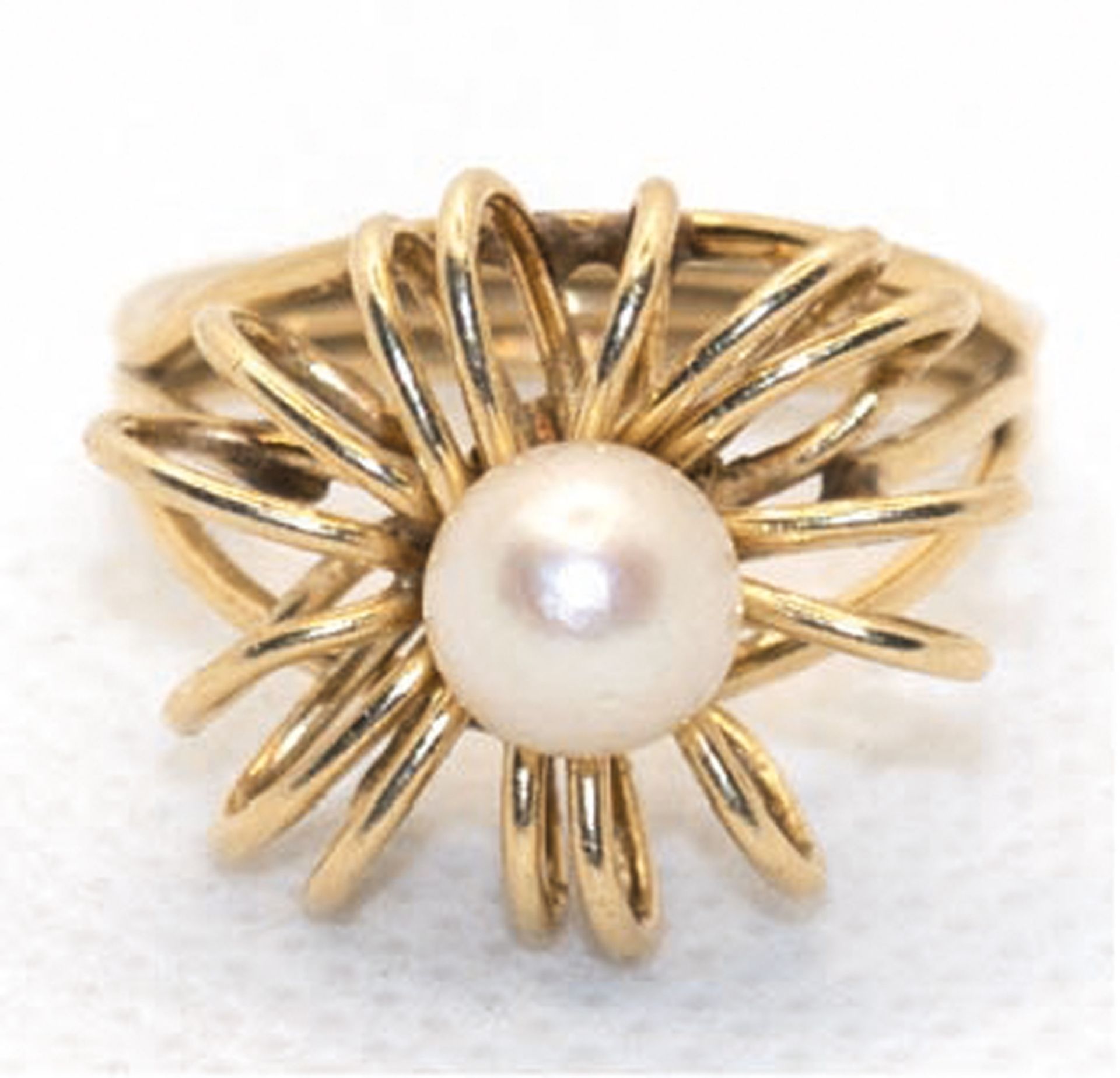 Ring, 585er GG, schlaufenförmig durchbrochener Ringkopf mittig besetzt  mit Perle, Ges.-Gew. 4,3 cm