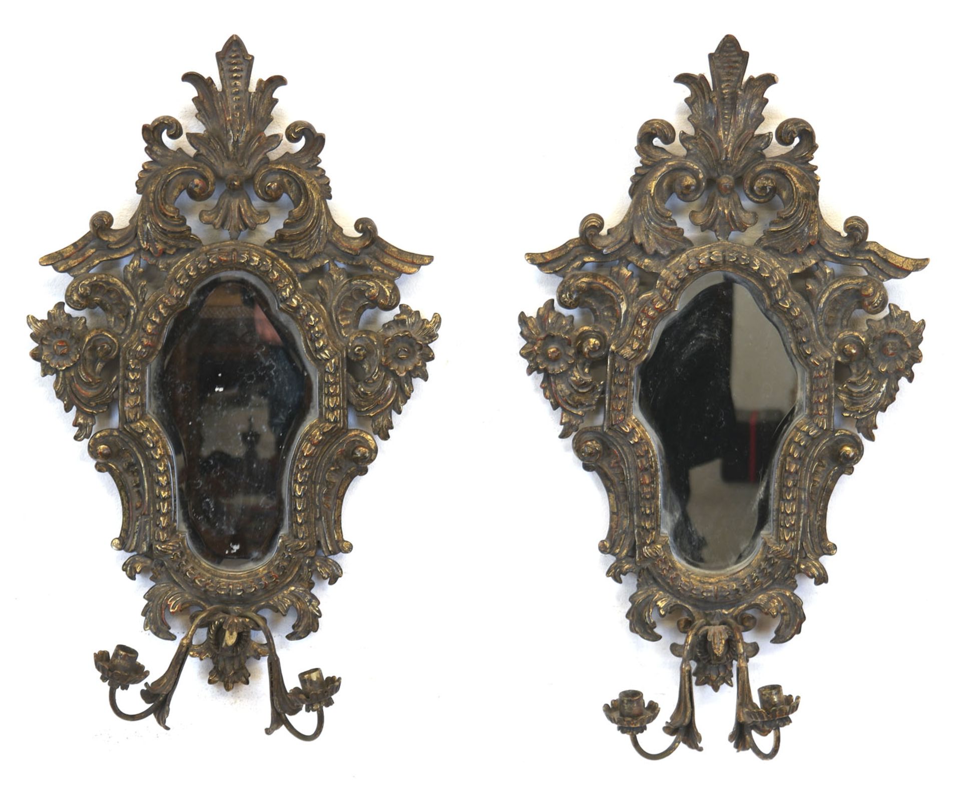 Paar Spiegel im Barockstil, Holz, reich floral geschnitzt, stuckiert und vergoldet, mit 2 Leuchtera