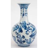 Vase, China 19. Jh., Porzellan, Bodenmarke, gebauchte Form, polychrome Blaubemalung mit Fisch- und
