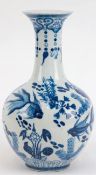 Vase, China 19. Jh., Porzellan, Bodenmarke, gebauchte Form, polychrome Blaubemalung mit Fisch- und 
