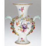 Meissen-Vase, 19. Jh., besetzt mit plastischen Blütenranken und Früchten, beidseitig reiche Floral