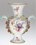 Meissen-Vase, 19. Jh., besetzt mit plastischen Blütenranken und Früchten,  beidseitig reiche Floral