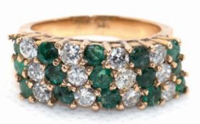 Ring, 585er GG, Schauseite in 3 Reihen besetzt mit 12 Brillanten von zus. ca. 1,2 ct. und 15 Smarag