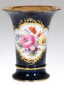 Meissen-Kratervase, Ende 19. Jh., königsblau, goldgerahmtes Medaillon mit reicher Floralmalerei, Go