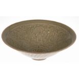 Schale, China 19. Jh., Keramik, olivgrün, glasiert, figürlicher und floraler Reliefdekor, Handarbei