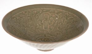 Schale, China 19. Jh., Keramik, olivgrün, glasiert, figürlicher und floraler Reliefdekor, Handarbei