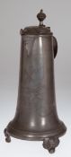 Zinn-Schnabelstitze, 18. Jh., glatte Wandung mit ziseliertem Dekor, Ochsenkopf und gekreuzte Äxte, 