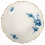 Meissen-Schälchen, 19. Jh., Blaue Blume, Goldrand, Neuer Ausschnitt, 1. Wahl, Dm. 11 cm