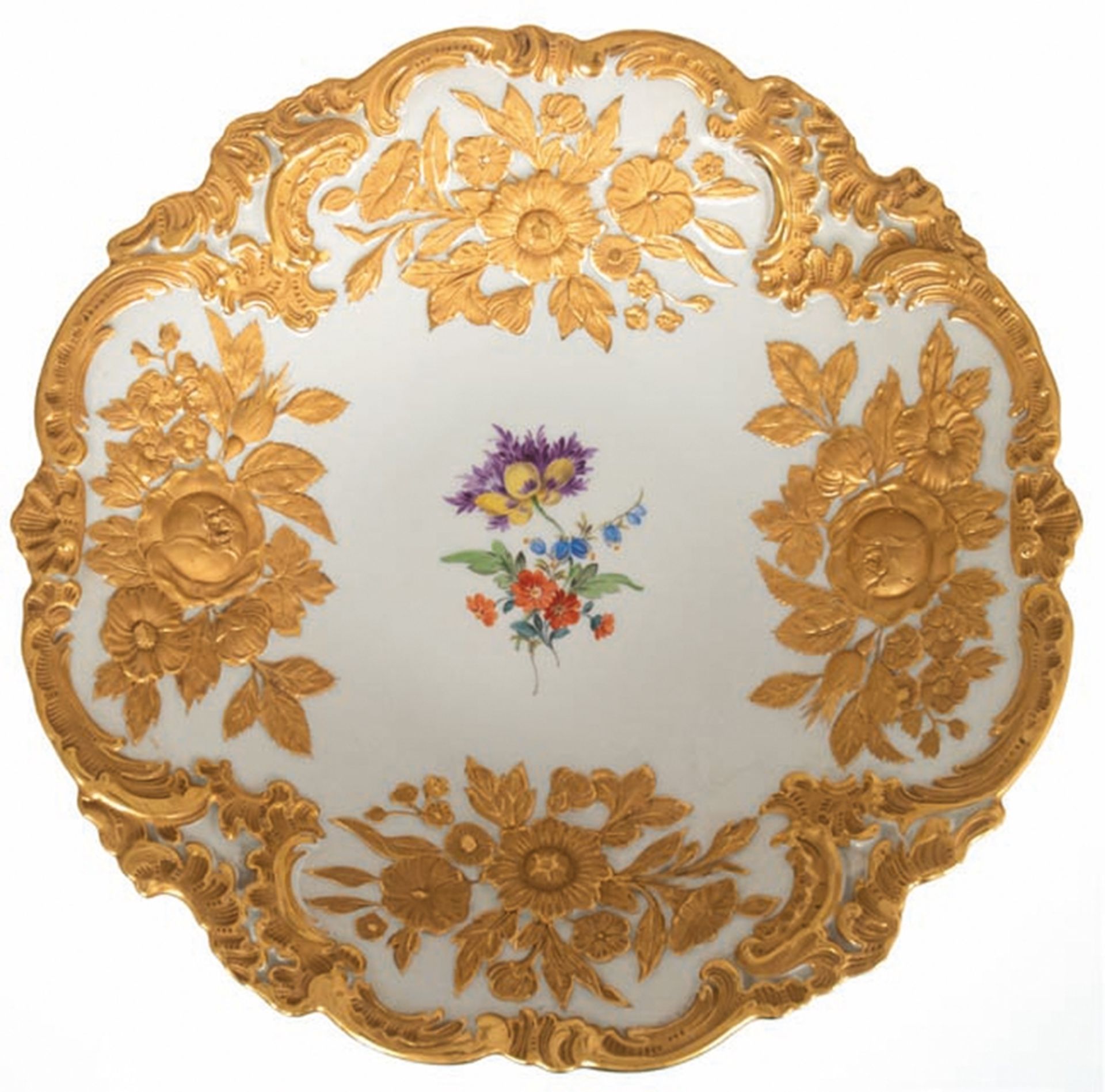 Meissen-Prunkteller, Bunte Blume 3, reiches vergoldetes Blumenrelief, 2 Schleifstriche, Dm. 30,5 cm