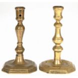 2 diverse Barock-Leuchter, Messing, 1-flammig, achteckiger gestufter Fuß, gegliederter Schaft, Tüll