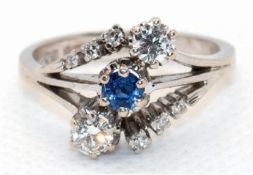 Ring, 585er WG, besetzt mit 2 Brillanten und 6 Diamanten von zus. 0,49 ct. und 1 Saphir von 0,18 ct