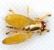Brosche in Form einer Biene, 750er GG, Flügel mit gelbem Transluzidemail (beschädigt), rote Augen, 