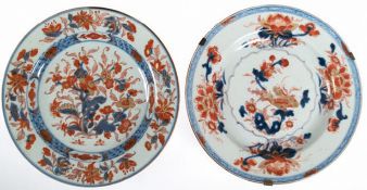 2 Teller, China 18. Jh., Chien Lung (1736-1796) Compagnie des Indes, florales Blütendekor in blau u
