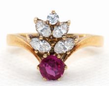 Ring, 750er GG, Wempe, ausgefaßt mit 1 rund facettiertem, taubenblutrotem Rubin von ca. 0,43 ct., 1