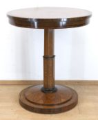 Tisch, um 1900, Rosenholz furniert, reich intarsiert, über runder Fußplatte 6-kantige Säule mit run