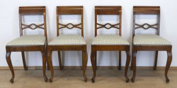 Ausziehtisch mit 4 Stühlen, um 1930, Eiche, Tisch mit beidseitig ausziehbaren Platten, 76x135/225x1