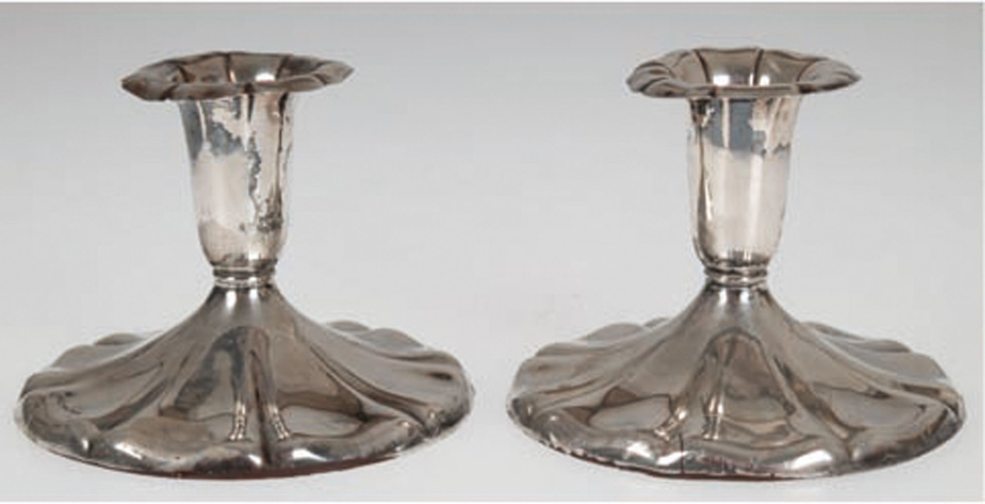 Paar Kerzenleuchter, 813er Silber, punziert, runder, beschwerter, geschweifter Stand, H. 7,5 cm, Dm