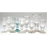 9 Gläser, 8x farbloses Glas, 1x bläuliches Glas, versch. Formen und Höhen, teilweise mit Abriß, H.