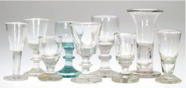 9 Gläser, 8x farbloses Glas, 1x  bläuliches Glas, versch. Formen und Höhen, teilweise mit Abriß, H.