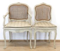 Armlehnstuhl und Stuhl im Barockstil, Holz, weiß gefaßt, floral beschnitzt, Sitz und Rückelehne mit