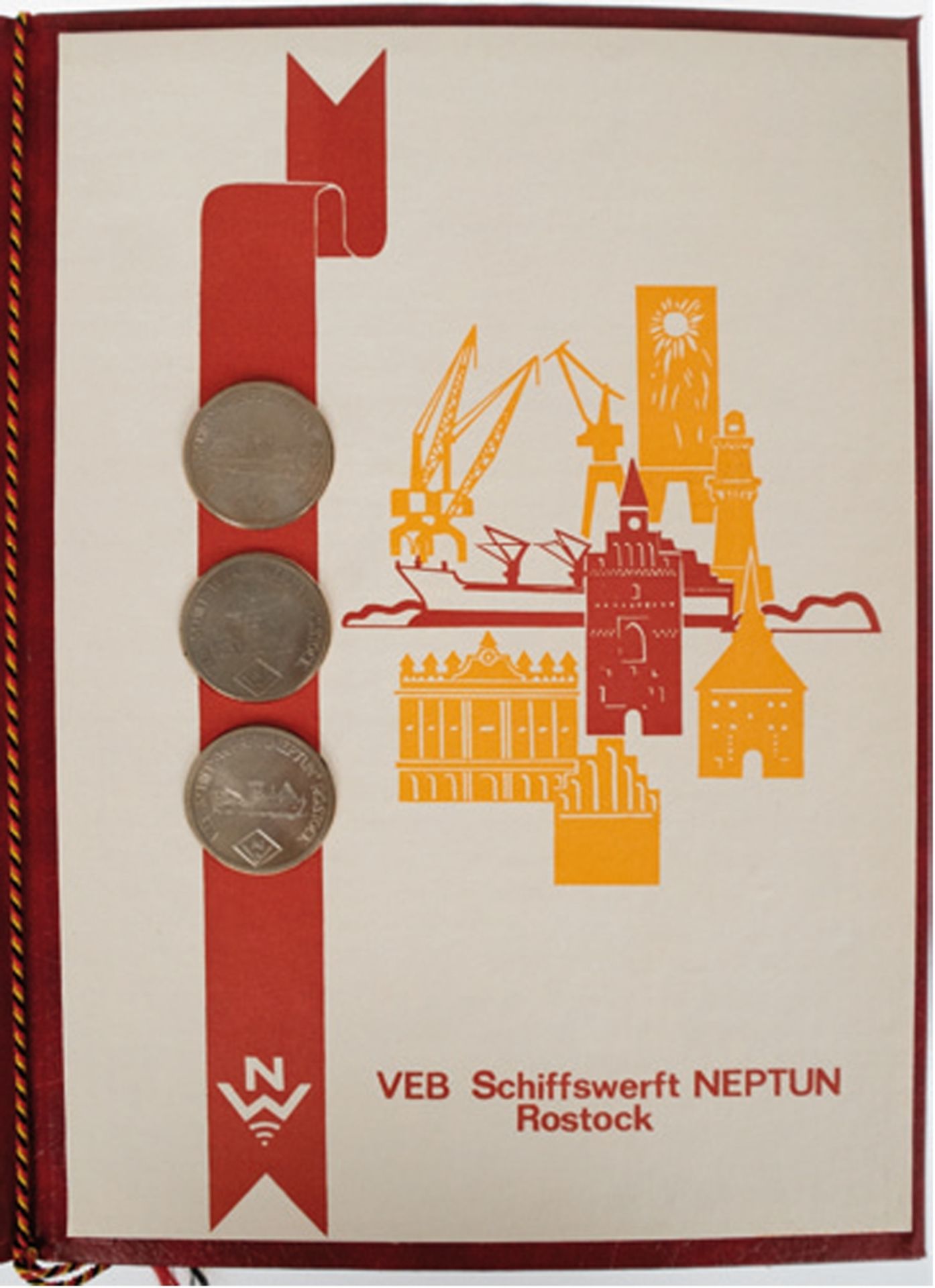 Mappe mit 3 Medaillen des "VEB Schiffswerft Neptun Rostock", Dm. je 3,6 cm