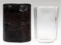 Reisebäderglas, farblos, im Querschnitt ovales, facettierte Glas, Rand min. bestoßen, H. 7,5 cm, im