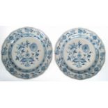 2 Meissen-Teller, 19. Jh., Zwiebelmuster, 1. Wahl, unterseitig blaue Schwertermarke, Dm. 22 cm