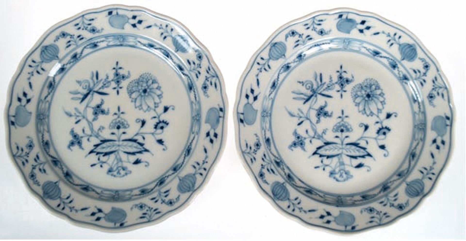 2 Meissen-Teller, 19. Jh., Zwiebelmuster, 1. Wahl, unterseitig blaue Schwertermarke, Dm. 22 cm