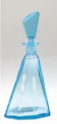 Art-Deko-Karaffe, hellblaues Glas, facettiert, H. 23,5 cm