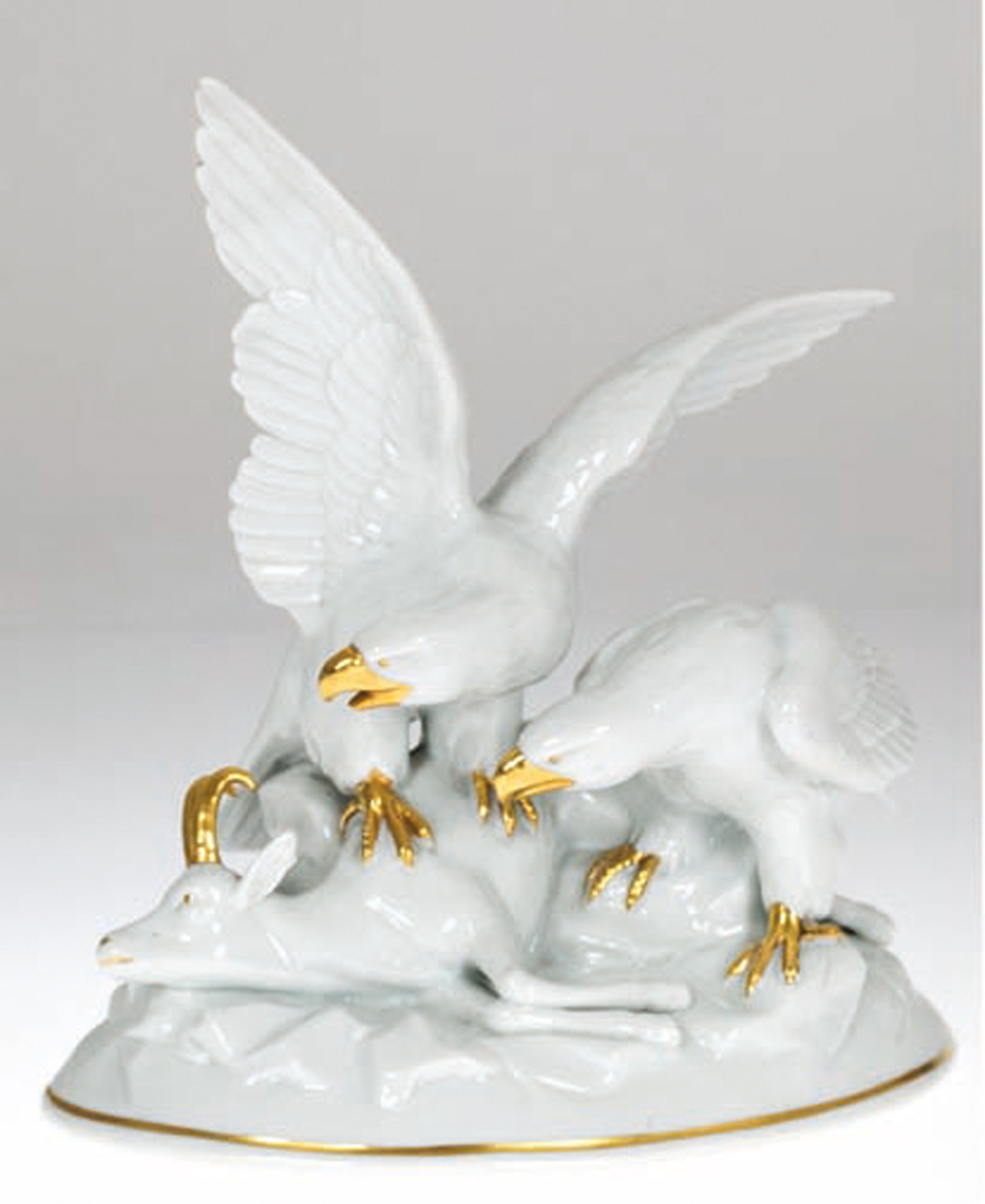 Figur "Greifvögel mit ihrer Beute", weißes Porzellan und Goldmalerei, ovale Plinthe, H. 23 cm