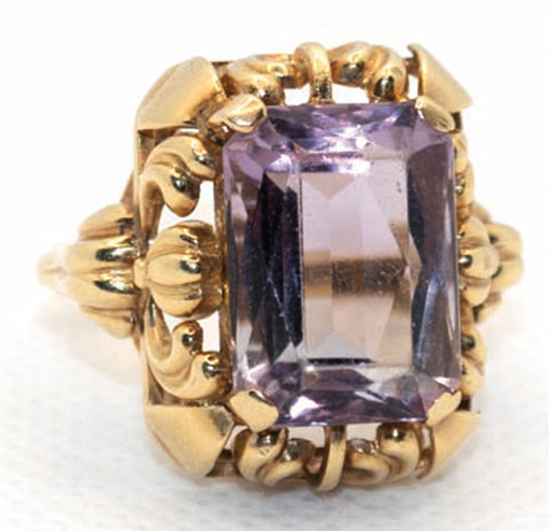 Ring, 585er GG, rechteckig facettierter Amethyst in durchbrochener Fassung, ges. 7,71 g, RG 58