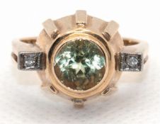 Ring, 585er GG, ausgefaßt mit 1 Turmalin von 1,5 ct. und 2 Diamanten von zus. 0,02 ct., ges. 5,79 g