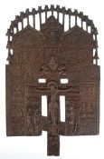 Hauskreuz, Rußland 19. Jh., Bronze, in Formsand gegossen, Darstellung mit Crucifixus und der Gottes